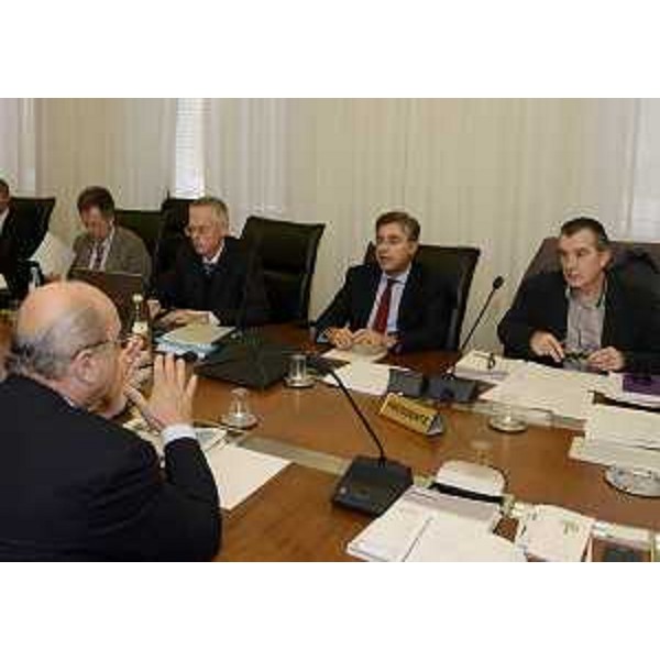 Francesco Peroni (Assessore regionale Finanze, Patrimonio, Coordinamento e Programmazione Politiche economiche e comunitarie) illustra il Rendiconto della Regione FVG per l'anno 2012 alla I Commissione consiliare presieduta da Renzo Liva (Consigliere regionale). (Trieste 09/10/13)