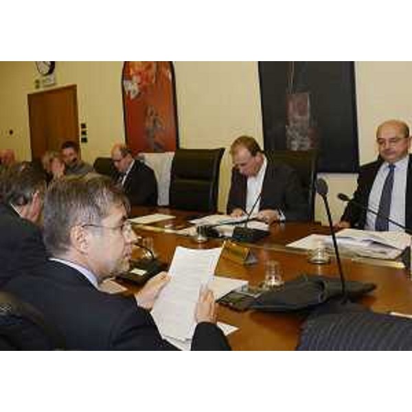 Francesco Peroni (Assessore regionale Finanze, Patrimonio, Coordinamento e Programmazione Politiche economiche e comunitarie) illustra il Rendiconto della Regione FVG per l'anno 2012 alla I Commissione consiliare presieduta da Renzo Liva (Consigliere regionale). (Trieste 09/10/13)