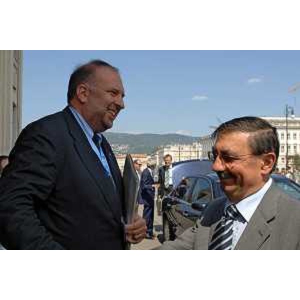 Roberto Cosolini (Assessore regionale al lavoro, formazione, università e ricerca) con Fabio Mussi (Ministro Universita' e Ricerca) ritratti in occasione del Forum G8-Unesco. (Trieste 10/05/07)