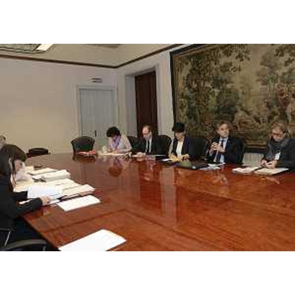 D.Serracchiani (Presidente Friuli Venezia Giulia) e gli assessori regionali L.Panariti (Lavoro, Formazione, Istruzione, Pari Opportunità, Politiche giovanili e Ricerca), G.Torrenti (Cultura, Sport e Solidarietà), M.Santoro (Infrastrutture, Mobilità, Pianificazione territoriale, Lavori pubblici, Università), F.Peroni (Finanze, Patrimonio, Coordinamento e Programmazione Politiche economiche e comunitarie) e M.S.Telesca (Salute, Integrazione socio-sanitaria, Politiche sociali e famiglia) durante la riunione della Giunta regionale. (Trieste 11/10/13)