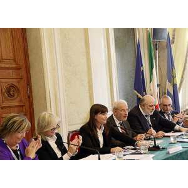 Intervento di Debora Serracchiani (Presidente Friuli Venezia Giulia) al simposio della CEI-Central European Initiative (InCE) su Macroregioni e rafforzamento della cooperazione istituzionale ed economica, nella sede della Regione FVG. (Trieste 11/10/13)