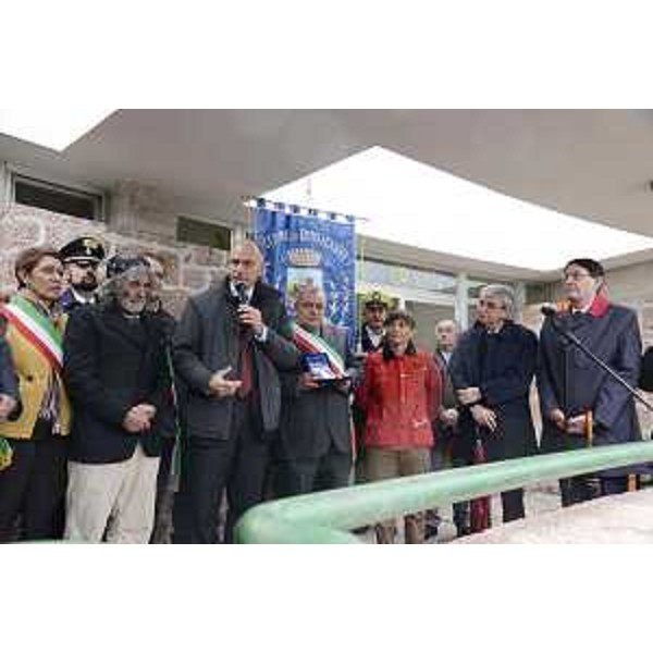Mauro Corona (Scrittore), Enrico Letta (Presidente Consiglio dei Ministri), Luciano Pezzin (Sindaco Erto e Casso) e Debora Serracchiani (Presidente Friuli Venezia Giulia). (Erto e Casso 12/10/13)