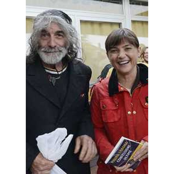 Mauro Corona (Scrittore) e Debora Serracchiani (Presidente Friuli Venezia Giulia). (Erto e Casso 12/10/13)