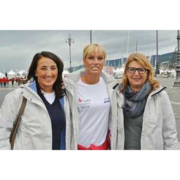 Laura Famulari (Assessore Politiche sociali Comune Trieste), Annalisa Minetti (Atleta paralimpica e cantante) e Maria Sandra Telesca (Assessore Salute Regione FVG) in piazza Unità d'Italia. (Trieste 12/10/13)