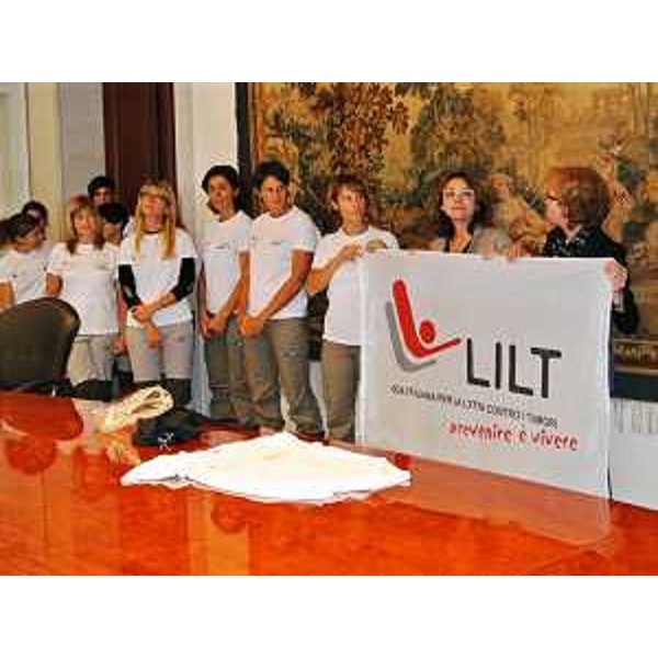 Bruna Scaggiante (Presidente LILT Sezione Trieste) e atlete olimpiche e paralimpiche che parteciperanno alla qurantacinquesima "Barcolana" per promuovere la Campagna "Nastro Rosa" della LILT-Lega Italiana per la Lotta contro i Tumori nella sede della Regione. (Trieste 12/10/13)