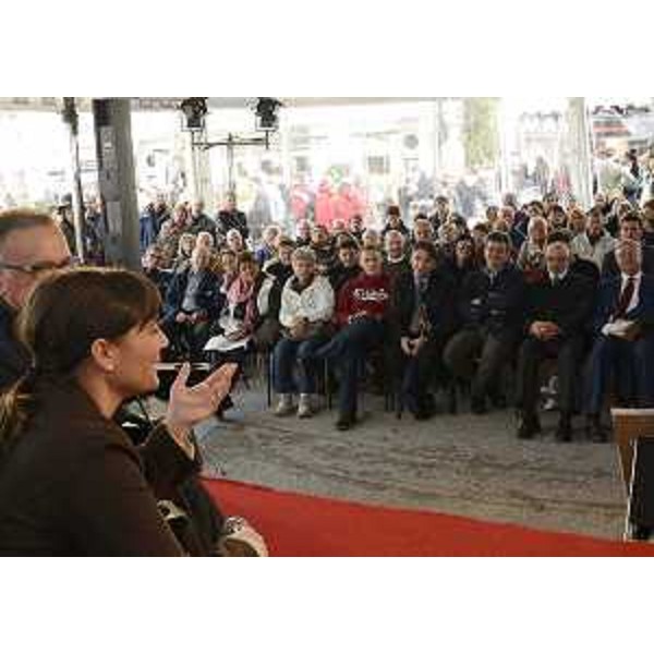 Intervento di Debora Serracchiani (Presidente Friuli Venezia Giulia) all'incontro "Lavoro oggi. Da miraggio a realtà" nella BCC Staranzano e Villesse Arena Barcolana. (Trieste 12/10/13)