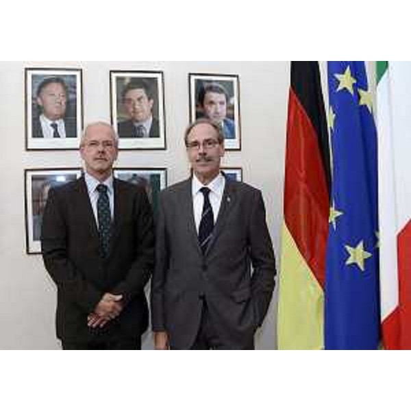 Peter Dettmar (Console generale di Germania a Milano) e Gianni Torrenti (Assessore regionale Cultura, Sport e Solidarietà) nella sede della Regione. (Trieste 14/10/13)