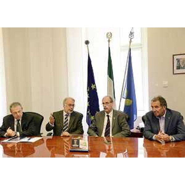 Alessandro Michelli e Franco Rigutti (Vicepresidente e presidente Comitato organizzatore locale "Volleyball Women's World Championship" Italy 2014), Gianni Torrenti (Assessore regionale Sport) e Francesco Cipolla (Vicepresidente CONI FVG). (Trieste 14/10/13)