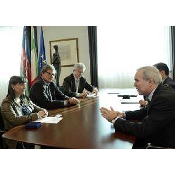 Debora Serracchiani (Presidente Friuli Venezia Giulia) incontra Vaqif Sadiqov (Ambasciatore Repubblica di Azerbaijan in Italia), presenti Giovanni Da Pozzo (Presidente CCIAA Udine) e Daniele Bertuzzi (Segretario generale Presidenza Giunta FVG). (Udine 16/10/13)