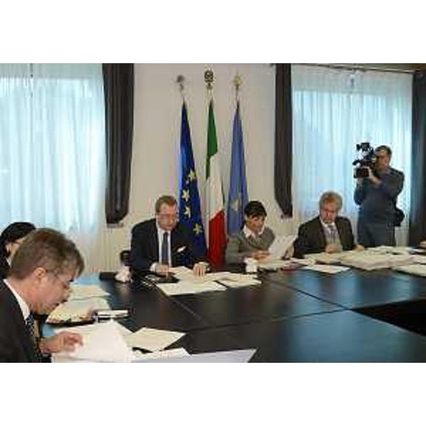 Francesco Peroni (Assessore regionale Finanze, Patrimonio, Coordinamento e Programmazione Politiche economiche e comunitarie), Sergio Bolzonello (Vicepresidente FVG e assessore regionale Attività produttive), Debora Serracchiani (Presidente Friuli Venezia Giulia) e Daniele Bertuzzi (Segretario generale Presidenza Giunta FVG) durante la riunione della Giunta regionale. (Udine 17/10/13)
