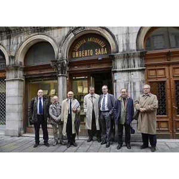 Mario Cerne (Titolare Libreria antiquaria Umberto Saba), Gianni Torrenti (Assessore regionale Cultura) e i cofirmatari dell' "Accordo per la tutela e la valorizzazione della Libreria antiquaria Umberto Saba". (Trieste 21/10/13)