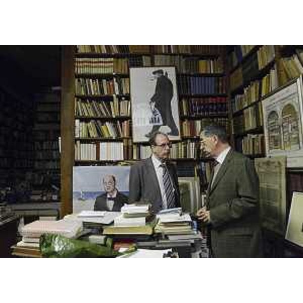 Gianni Torrenti (Assessore regionale Cultura) e Mario Cerne (Titolare Libreria antiquaria Umberto Saba) all'interno della Libreria antiquaria Umberto Saba. (Trieste 21/10/13)