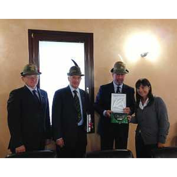 Debora Serracchiani (Presidente Friuli Venezia Giulia) con il Comitato organizzatore dell'LXXXVII Adunata nazionale degli Alpini: Nino Geronazzo (Vicepresidente nazionale ANA e presidente Comitato), Giovanni Gasparet e Umberto Scarabello (Presidente e segretario ANA-Associazione Nazionale Alpini Pordenone) nell'Ufficio di Rappresentanza della Regione FVG. (Pordenone 22/10/13)