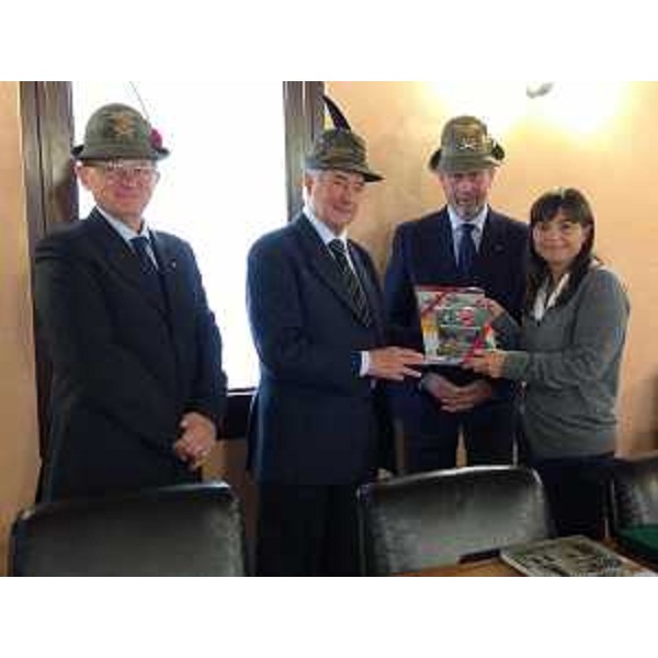 Debora Serracchiani (Presidente Friuli Venezia Giulia) con il Comitato organizzatore dell'LXXXVII Adunata nazionale degli Alpini: Nino Geronazzo (Vicepresidente nazionale ANA e presidente Comitato), Giovanni Gasparet e Umberto Scarabello (Presidente e segretario ANA-Associazione Nazionale Alpini Pordenone) nell'Ufficio di Rappresentanza della Regione FVG. (Pordenone 22/10/13)