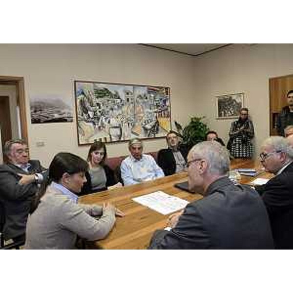 Debora Serracchiani (Presidente Friuli Venezia Giulia), con rappresentanti del Comune, del CoSInT-Consorzio per lo Sviluppo Industriale di Tolmezzo e della Cartiere Ermolli S.p.A., in occasione della firma delle convenzioni per la costruzione dell'Idroelettrica Moggese. (Moggio Udinese 23/10/13)