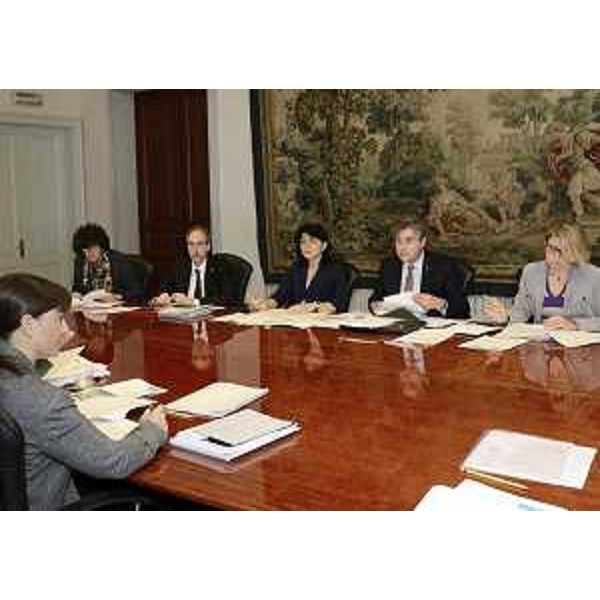 D.Serracchiani (Presidente Friuli Venezia Giulia) e gli assessori regionali L.Panariti (Lavoro), G.Torrenti (Cultura), M.Santoro (Infrastrutture), F.Peroni (Finanze), M.S.Telesca (Salute) durante la riunione della Giunta regionale. (Trieste 25/10/13)