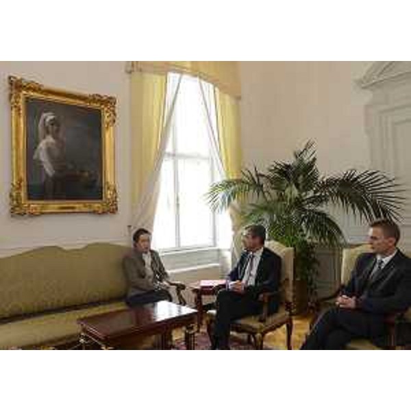 Dana Manuela Constantinescu (Ambasciatore di Romania in Italia), Francesco Peroni (Assessore Finanze, Patrimonio, Coordinamento e Programmazione Politiche economiche e comunitarie FVG) e Cosmin Dumitrescu (Console generale di Romania a Trieste). (Trieste 25/10/13)