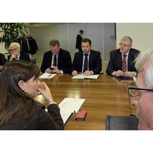Debora Serracchiani (Presidente Friuli Venezia Giulia) e rappresentanti delle categorie economiche del FVG al Tavolo per la firma del "Protocollo sulla politica regionale della concertazione". (Udine 28/10/13)