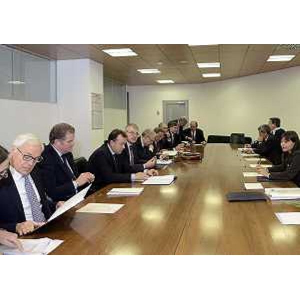 Debora Serracchiani (Presidente Friuli Venezia Giulia) e rappresentanti delle categorie economiche del FVG al Tavolo per la firma del "Protocollo sulla politica regionale della concertazione". (Udine 28/10/13)