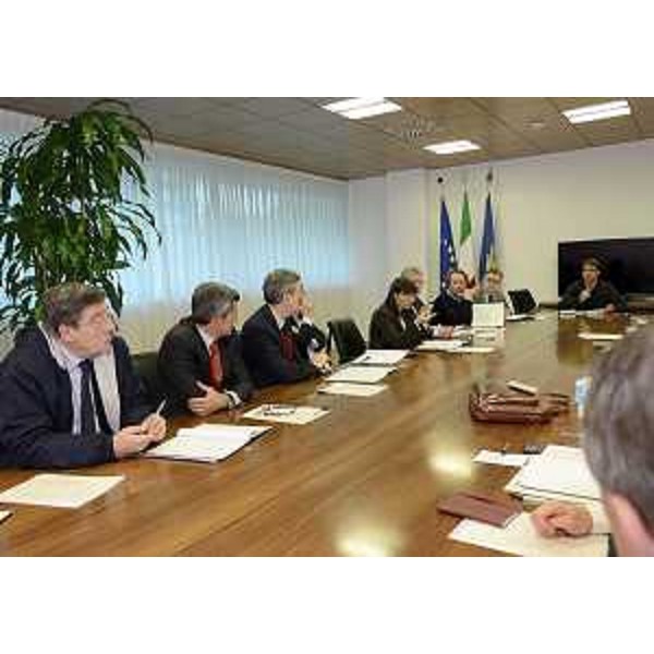 Debora Serracchiani (Presidente Friuli Venezia Giulia) e rappresentanti delle categorie economiche del FVG al Tavolo per la firma del "Protocollo sulla politica regionale della concertazione". (Udine 28/10/13)
