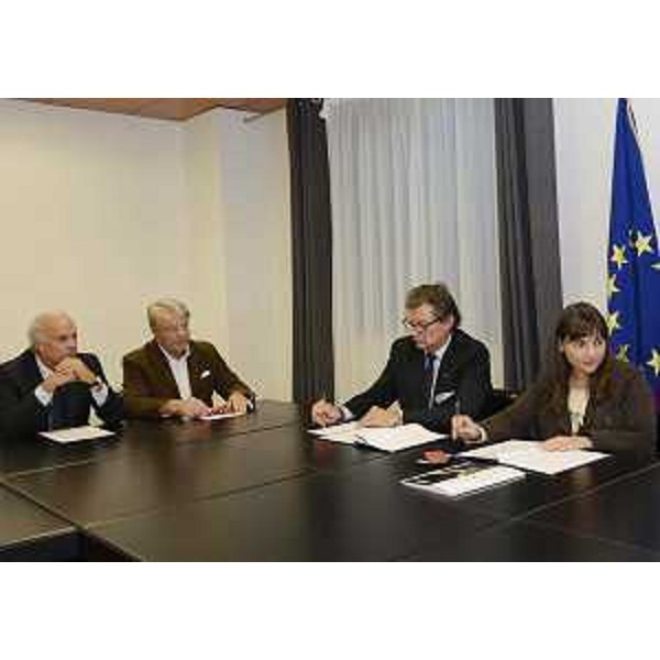 I presidenti delle CCIAA Emilio Sgarlata (Gorizia), Antonio Paoletti (Trieste), Giovanni Da Pozzo (Udine) e Debora Serracchiani (Presidente Friuli Venezia Giulia) all'atto della firma del Protocollo per lo sviluppo economico e la competitività territoriale. (Udine 28/10/13)
