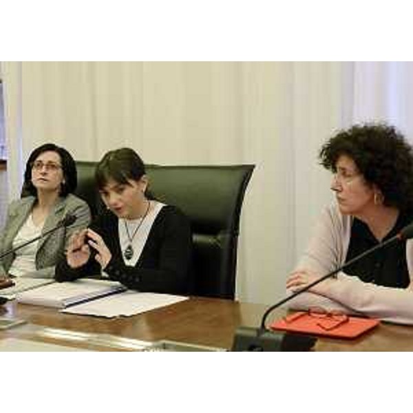Debora Serracchiani (Presidente Friuli Venezia Giulia), tra gli assessori regionali Sara Vito (Ambiente ed Energia) e Loredana Panariti (Lavoro, Formazione, Istruzione, Pari Opportunità, Politiche giovanili e Ricerca), all'incontro con le rappresentanze sindacali della Ferriera di Servola. (Trieste 29/10/13)