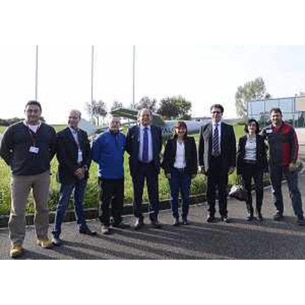 D.Serracchiani (Presidente Friuli Venezia Giulia) e S.Vito (Assessore regionale Ambiente ed Energia) in visita allo stabilimento del Gruppo Selex ES con S.Vettorello, P.Mezzorana e F.Decrignis (RSU Selex ES), S.Illiano e R.Meloni (Responsabile Relazioni industriali e responsabile HR Selex ES), e M.Bertossi (RSU Selex ES). (Ronchi dei Legionari 30/10/13)