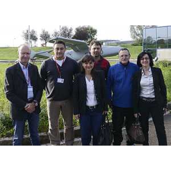 Debora Serracchiani (Presidente Friuli Venezia Giulia) e Sara Vito (Assessore regionale Ambiente ed Energia) con la RSU-Rappresentanza Sindacale Unitaria dello stabilimento del Gruppo Selex ES. (Ronchi dei Legionari 30/10/13)