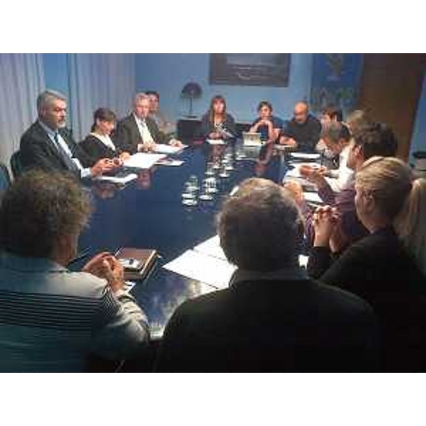 Paolo Panontin (Assessore regionale Funzione pubblica), Debora Serracchiani (Presidente Friuli Venezia Giulia) e Daniele Bertuzzi (Segretario generale Presidenza Giunta FVG) con le delgazioni sindacali di Insiel, nella sede del Consiglio regionale. (Trieste 29/10/13)