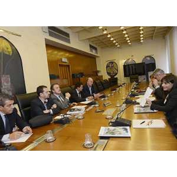 Debora Serracchiani (Presidente Friuli Venezia Giulia) e Paolo Panontin (Assessore regionale Autonomie locali) illustrano alla delegazione ANCI FVG, guidata da Mario Pezzetta (Presidente ANCI FVG), le "Linee guida per il riordino del sistema Regione-Autonomie locali", in Consiglio regionale. (Trieste 30/10/13)