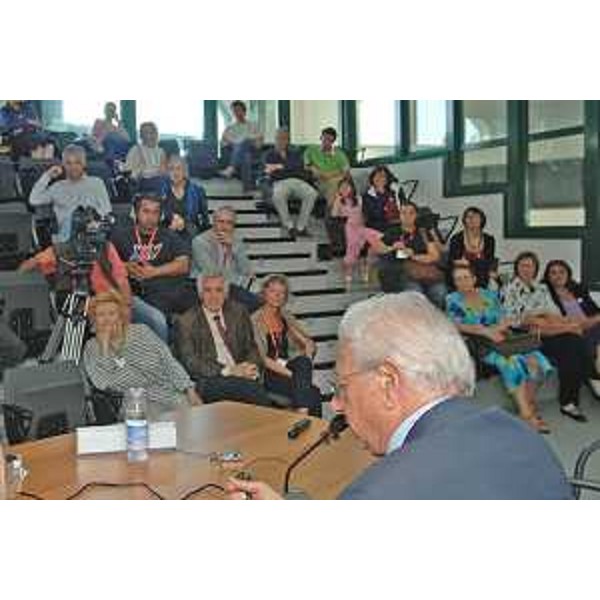 Luigi Berlinguer (presidente del gruppo di lavoro interministeriale per lo sviluppo della cultura scientifica) interviene a FEST (Fiera internazionale dell'Editoria Scientifica Trieste). (Trieste 19/05/07) 