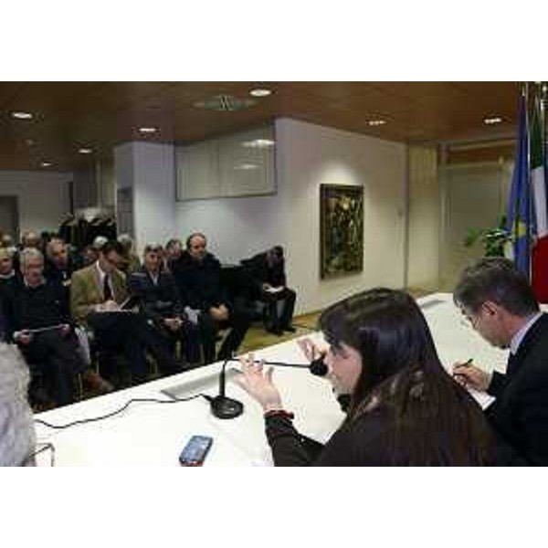 Debora Serracchiani (Presidente Friuli Venezia Giulia) e Francesco Peroni (Assessore regionale Finanze, Patrimonio, Coordinamento e Programmazione Politiche economiche e comunitarie) illustrano la bozza della legge Finanziaria 2014 alle parti sociali. (Udine 05/11/13)