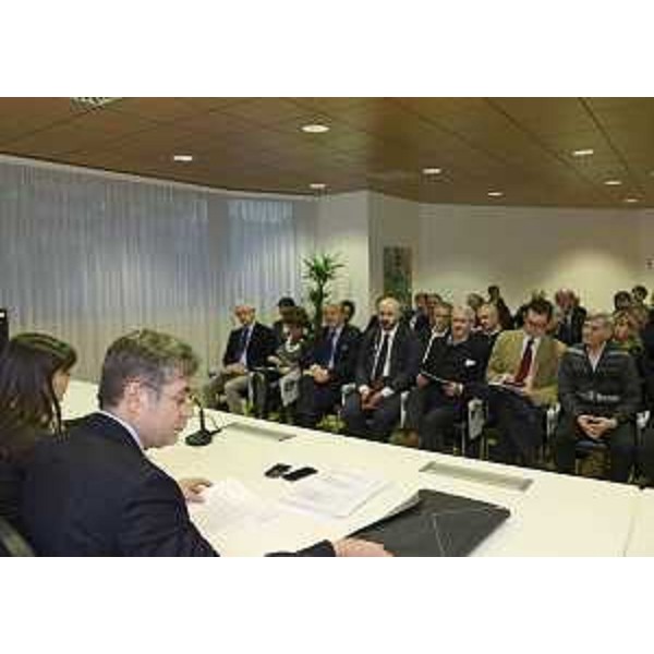 Debora Serracchiani (Presidente Friuli Venezia Giulia) e Francesco Peroni (Assessore regionale Finanze, Patrimonio, Coordinamento e Programmazione Politiche economiche e comunitarie) illustrano la bozza della legge Finanziaria 2014 alle parti sociali. (Udine 05/11/13)