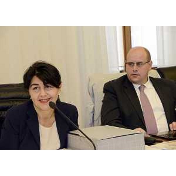 Mariagrazia Santoro (Assessore regionale Infrastrutture, Mobilità, Pianificazione territoriale, Lavori pubblici, Università), con Vittorio Boem (Presidente IV Commissione consiliare), illustra le linee guida del ddl sul riassetto istituzionale delle ATER e i principi in materia di politiche abitative, in Consiglio regionale. (Trieste 07/11/13)