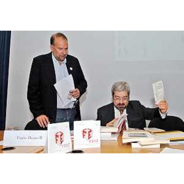 Roberto Cosolini (Assessore regionale al lavoro, formazione, università e ricerca) e Furio Honsell (Rettore dell'Università di Udine) intervengono a FEST (Fiera internazionale dell'Editoria Scientifica Trieste). (Trieste 19/05/07) 