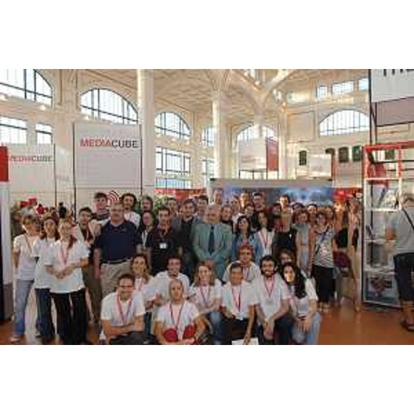Stefano Fantoni (Direttore della SISSA e presidente di FEST) con lo staff di FEST (Fiera internazionale dell'Editoria Scientifica Trieste). (Trieste 20/05/07) 