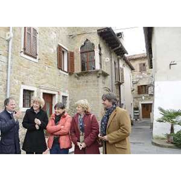Maurizio Tremul (Presidente CNI-Comunità Nazionale Italiana per Slovenia e Croazia), Tina Komel (Ministro Sloveni d'Oltreconfine e nel Mondo), Debora Serracchiani (Presidente Friuli Venezia Giulia), Maria Cristina Antonelli (Console generale d'Italia a Capodistria) e Fabrizio Somma (Vicepresidente Università Popolare Trieste) davanti alla Casa Veneziana. (Capodistria 11/11/13)