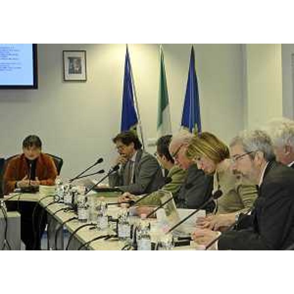 Debora Serracchiani (Presidente Friuli Venezia Giulia) presenta le "linee guida" del riordino del sistema Regione-Enti locali durante la riunione del CAL-Consiglio delle Autonomie Locali. (Udine 14/11/13)