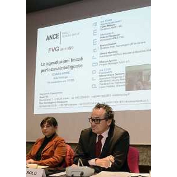 Debora Serracchiani (Presidente Friuli Venezia Giulia) e Valerio Pontarolo (Presidente ANCE-Associazione Nazionale Costruttori Edili FVG) alla Camera di Commercio. (Udine 14/11/13)