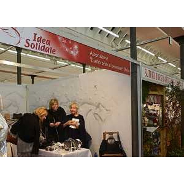 Lo stand di Idea Solidale alla XXV edizione di Ideanatale. [Torreano di Martignacco (UD) 14/11/13]