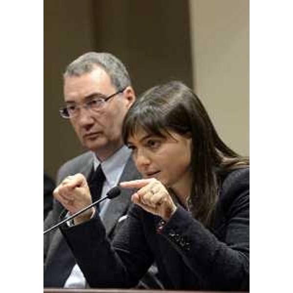 Sergio Bolzonello (Vicepresidente FVG e assessore regionale Attività produttive) e Debora Serracchiani (Presidente Friuli Venezia Giulia) durante l'incontro con la RSU e i lavoratori della Electrolux. (Pordenone 15/11/13)