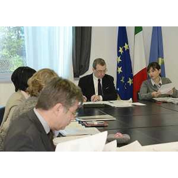 Francesco Peroni (Assessore regionale assessore Finanze, Patrimonio, Coordinamento e Programmazione Politiche economiche e comunitarie), Sergio Bolzonello (Vicepresidente FVG e assessore regionale Attività produttive, Commercio, Cooperazione, Risorse agricole e forestali) e Debora Serracchiani (Presidente Friuli Venezia Giulia) durante la riunione della Giunta regionale. (Udine 16/11/13)
