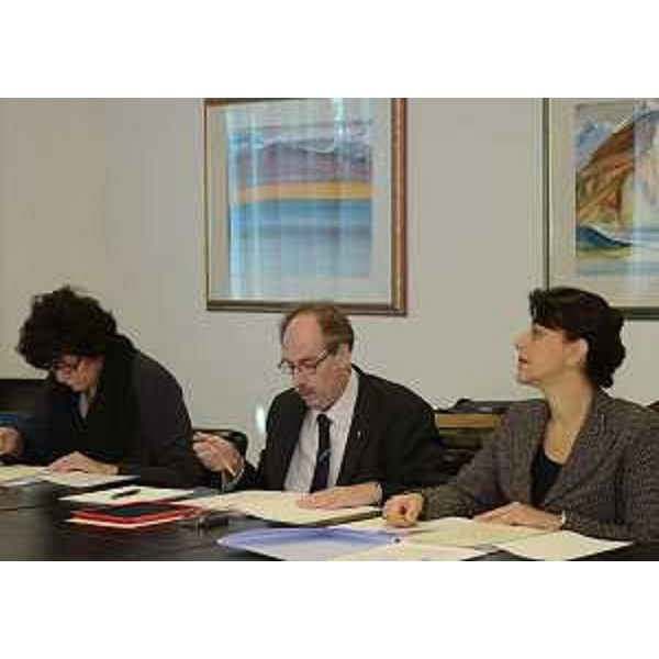 Gli assessori regionali Loredana Panariti (Lavoro, Formazione, Istruzione, Pari Opportunità, Politiche giovanili e Ricerca), Gianni Torrenti (Cultura, Sport, Solidarietà) e Mariagrazia Santoro (Infrastrutture, Mobilità, Pianificazione territoriale, Lavori pubblici, Università) durante la riunione della Giunta regionale. (Udine 16/11/13)