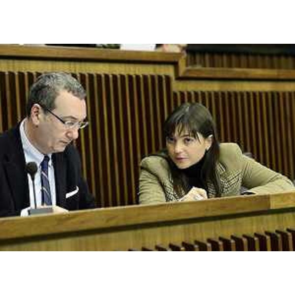 Sergio Bolzonello (Vicepresidente FVG e assessore regionale Attività produttive, Commercio, Cooperazione, Risorse agricole e forestali) e Debora Serracchiani (Presidente Friuli Venezia Giulia) durante i lavori del Consiglio regionale. (Trieste 19/11/13)