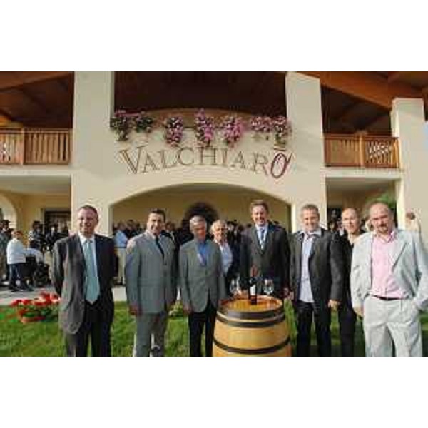 Riccardo Illy (Presidente della Regione Friuli Venezia Giulia), Alessandro Tesini (Presidente del Consiglio regionale), Enzo Marsilio (Assessore regionale alle risorse agricole, naturali, forestali e montagna) e Lauro Devincenti (titolare dell'Azienda Valchiarò) all'inaugurazione della nuova cantina dell'Azienda Valchiarò. (Togliano di Torreano 21/05/07)