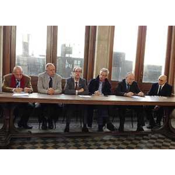 Roberto Carollo (Direttore Museo Ferroviario Trieste), Igor Dolenc (Vicepresidente Provincia Trieste), Gianni Torrenti (Assessore regionale Cultura), Umberto Laureni (Assessore Ambiente Comune Trieste), Alessandro Salonichio (Presidente Comunità ebraica Trieste) e Giangiacomo Martines (Direttore FVG Beni culturali e paesaggistici), nella sede del Museo Ferroviario di Campo Marzio. (Trieste 21/11/13)