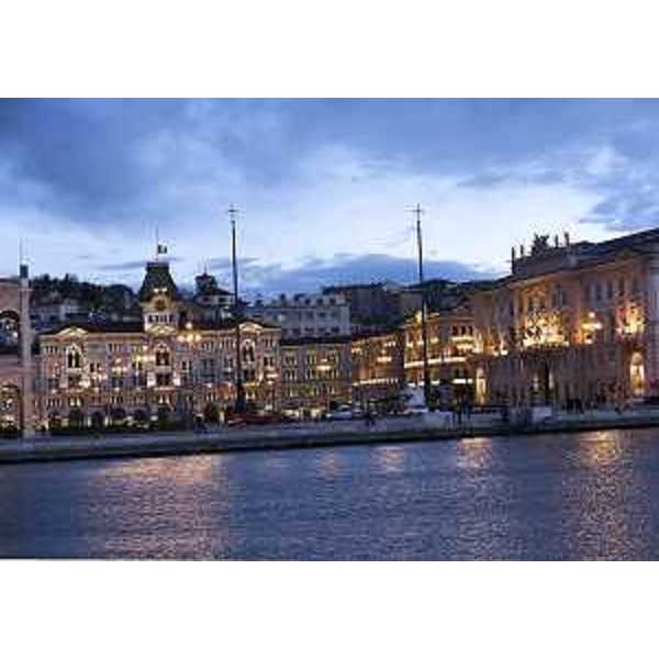 Piazza Unità d'Italia: di fronte il palazzo del Municipio, a destra la sede della Regione Friuli Venezia Giulia. (Trieste 22/11/13)