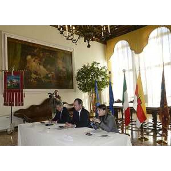 Peter Kaiser (Governatore Land Carinzia), Luca Zaia (Presidente Veneto) e Debora Serracchiani (Presidente Friuli Venezia Giulia) in conferenza stampa sul GECT "Euregio Senza Confini" - Venezia 25/11/2013