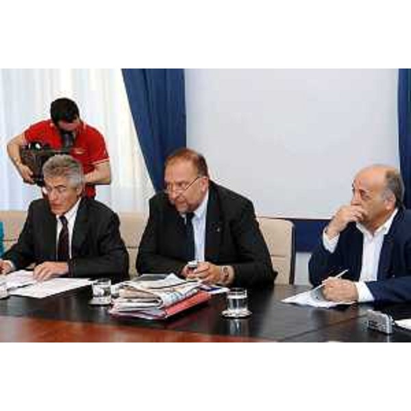 Domenico Sartore (del Centro di ricerca GRETA di Venezia), Roberto Cosolini (Assessore regionale lavoro, formazione, università e ricerca) e Domenico Tranquilli (direttore dell'Agenzia regionale del lavoro e Formazione Professionale) alla conferenza stampa sull'andamento del mercato del lavoro. (Trieste 23/05/07)