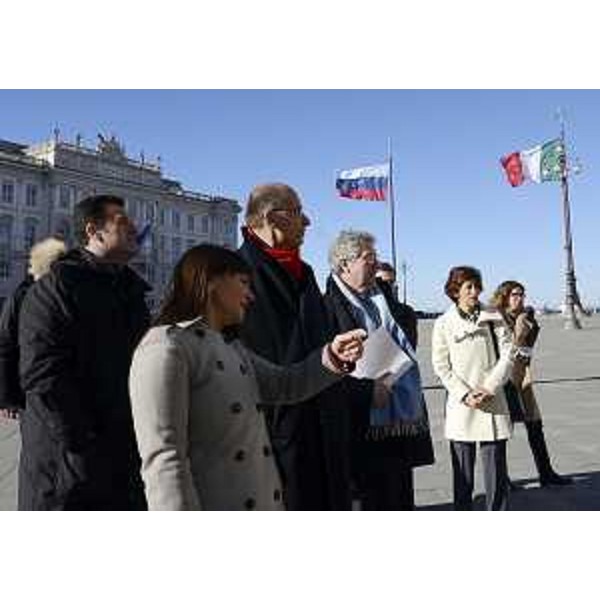 Debora Serracchiani (Presidente Friuli Venezia Giulia) ed Enrico Letta (Presidente Consiglio Ministri), con Franco Iacop (Presidente Consiglio regionale FVG) e Daniele Bertuzzi (Segretario generale Presidenza Giunta FVG) in piazza Unità d'Italia - Trieste 26/11/2013